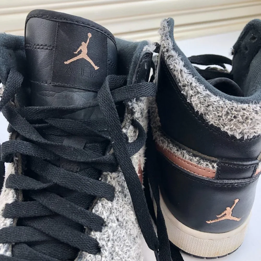 AIR JORDAN 1 RETRO HIGH TD FUR BLACK FUR GOLD Collectible Sneakers